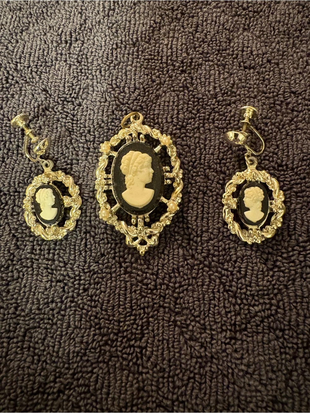 Vintage Fashion gold tone‎ Cameo Pendant and Screw On earrings